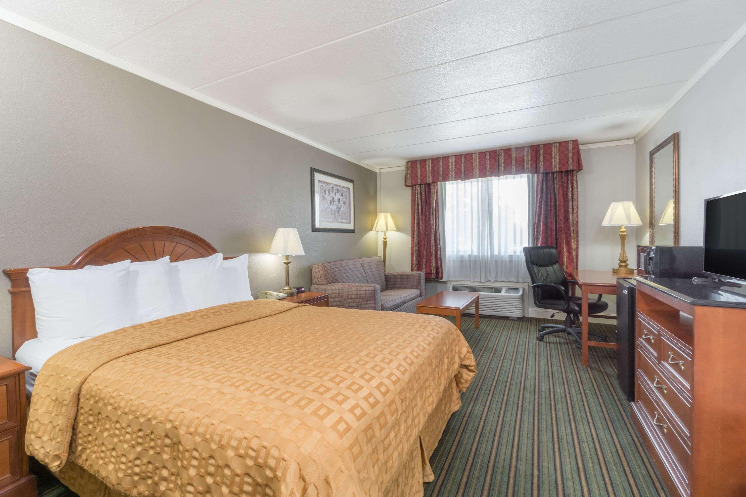 Days By Wyndham East Airport Hotel