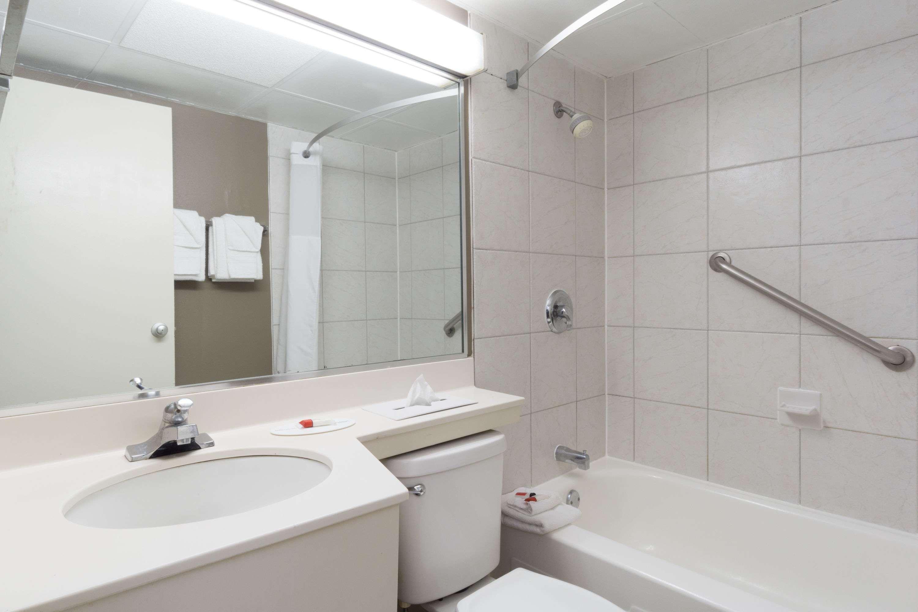 Days By Wyndham East Airport Hotel 2*