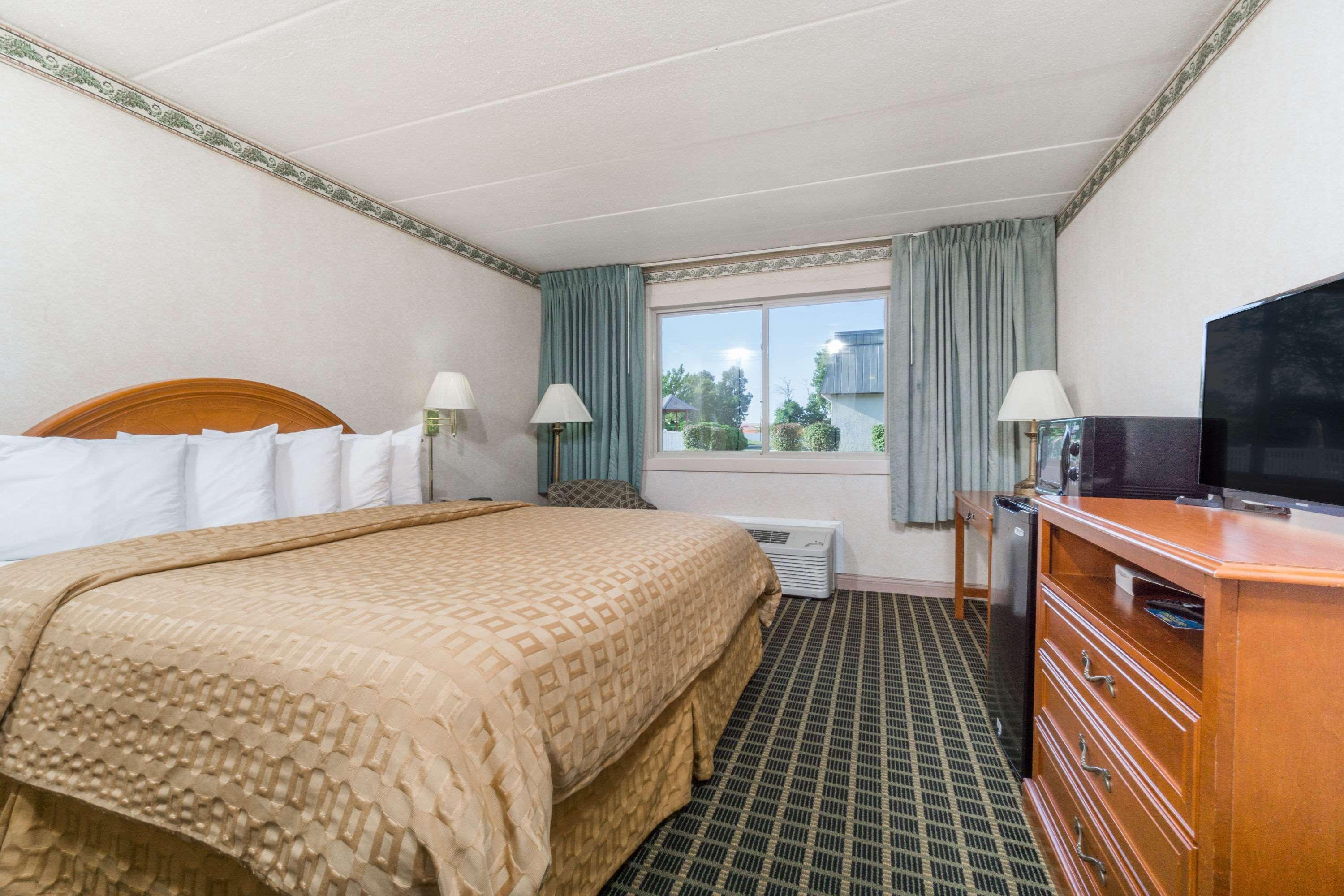 Days By Wyndham East Airport Hotel 2*